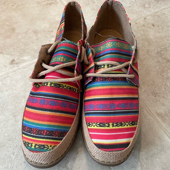 COLORFUL Mexico Designed Shoes - Picture 3 of 6